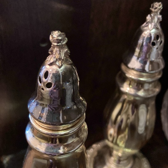 Oneida Silver Salt and Pepper Shakers - Picture 5 of 5